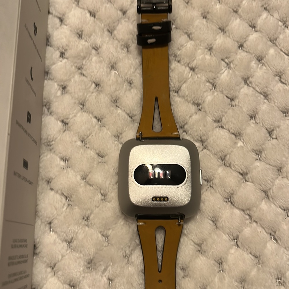 Fitbit Versa Limited Edition - Picture 2 of 4